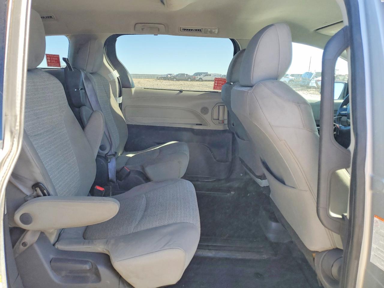 2021 TOYOTA SIENNA LE photo 11