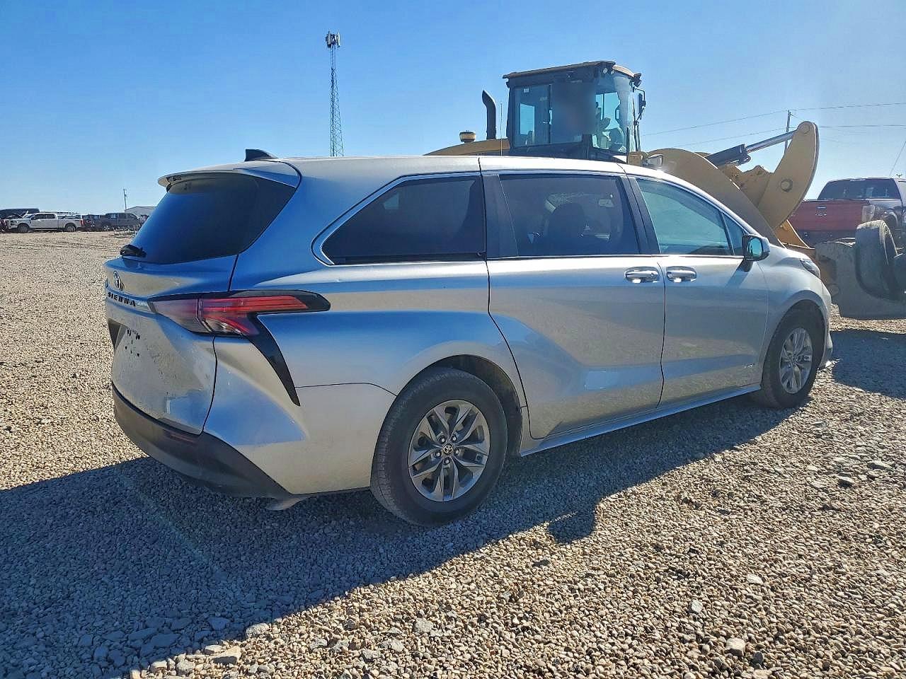 2021 TOYOTA SIENNA LE photo 3