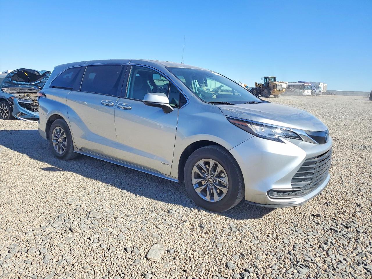 2021 TOYOTA SIENNA LE photo 4