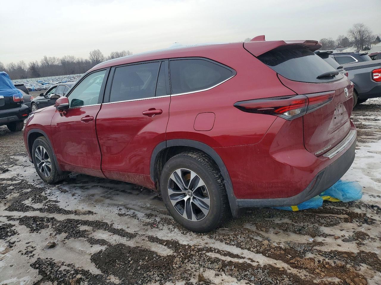 2024 TOYOTA HIGHLANDER LE photo 2