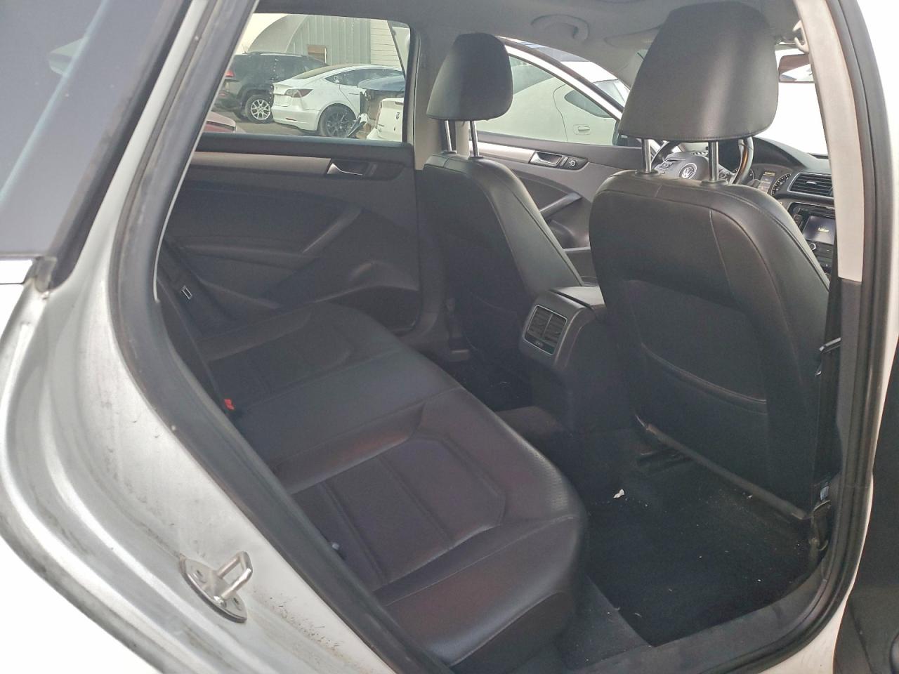2015 VOLKSWAGEN PASSAT SE photo 10