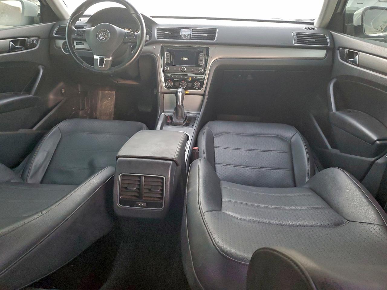 2015 VOLKSWAGEN PASSAT SE photo 8