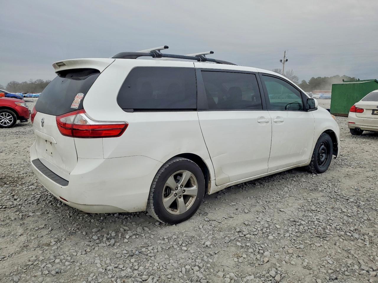 2015 TOYOTA SIENNA LE photo 3
