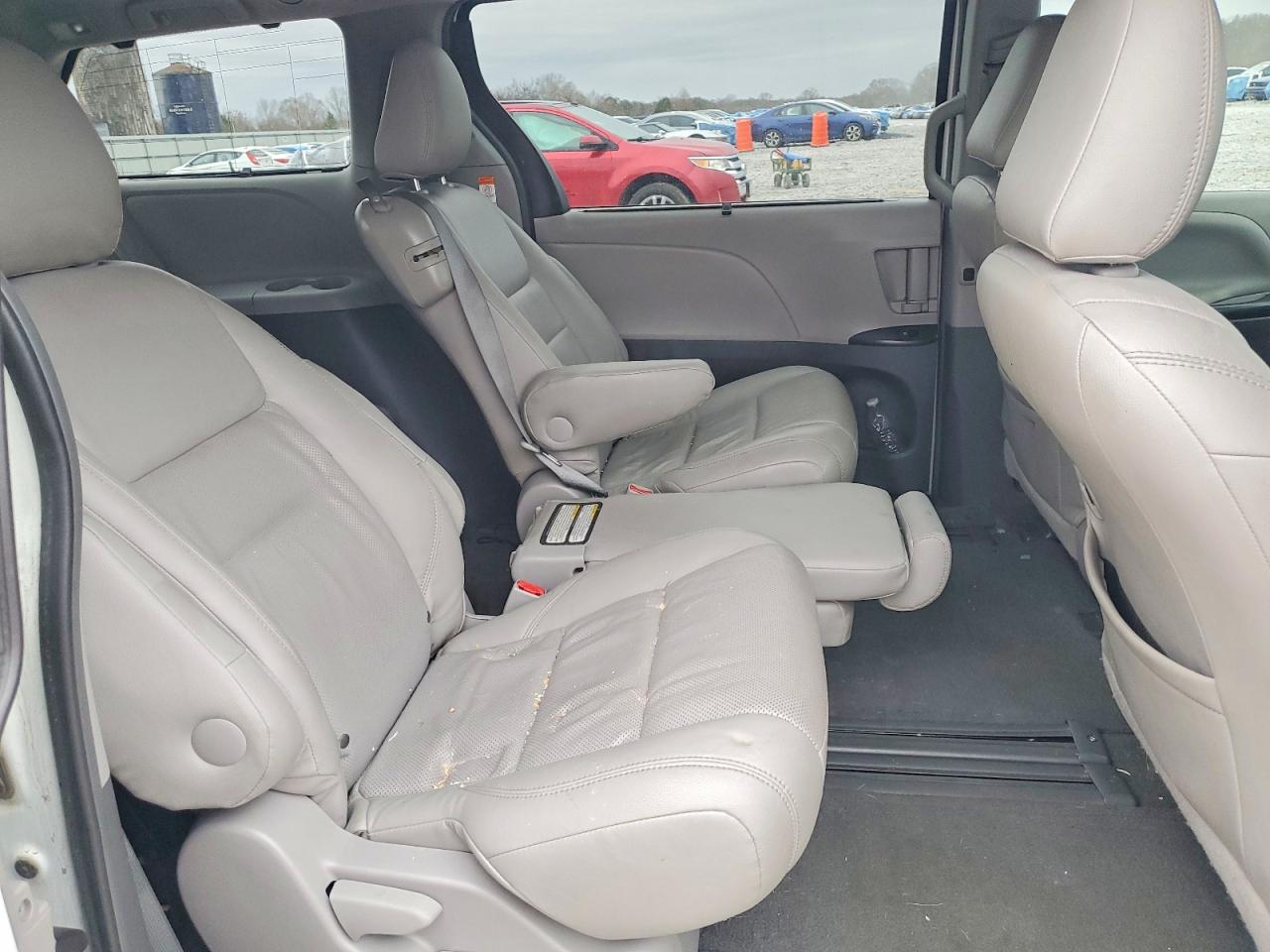 2015 TOYOTA SIENNA LE photo 11