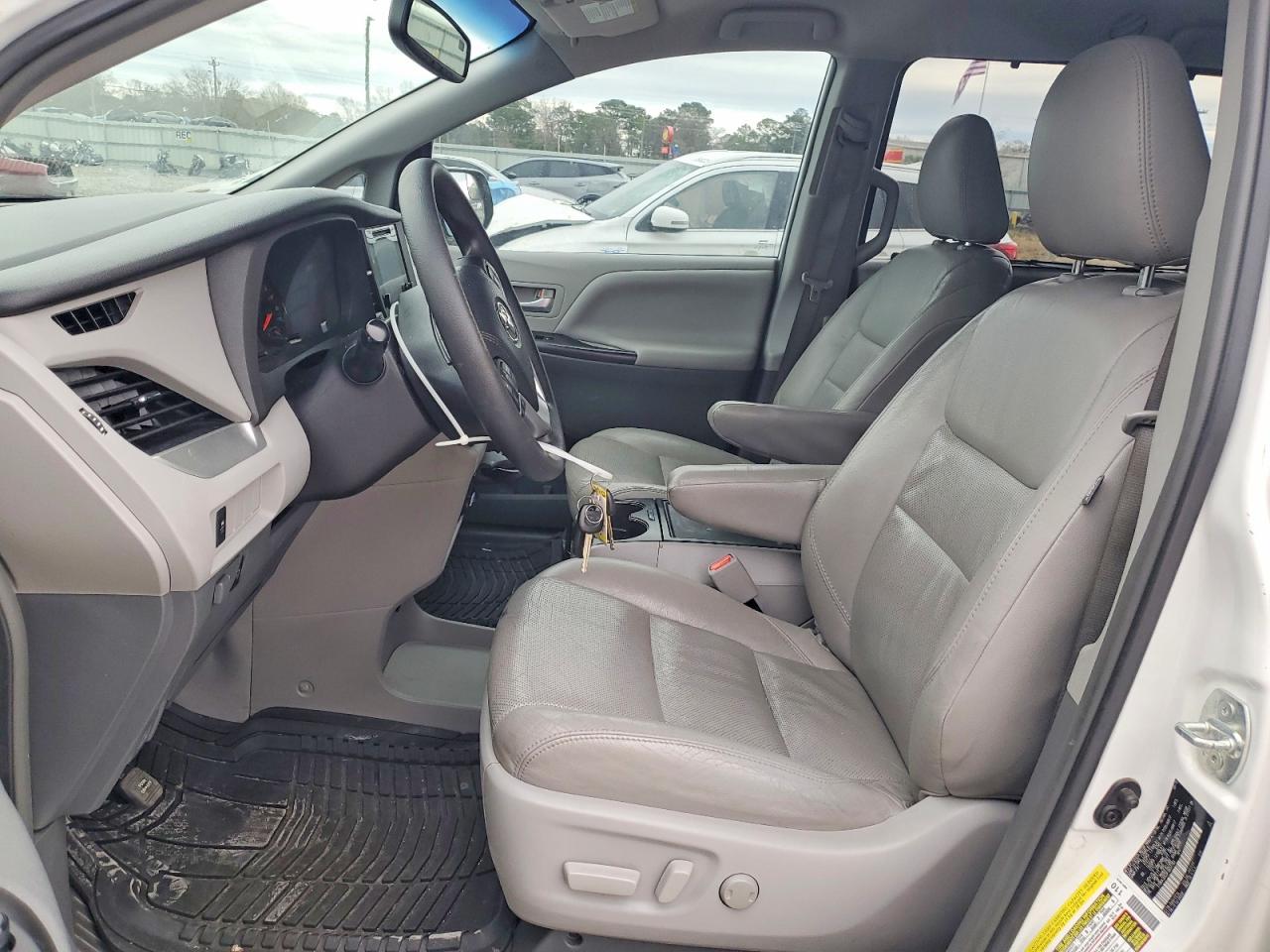 2015 TOYOTA SIENNA LE photo 7
