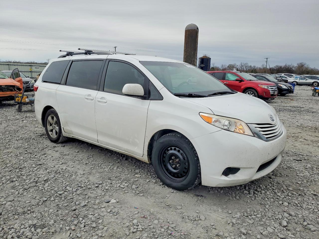 2015 TOYOTA SIENNA LE photo 4