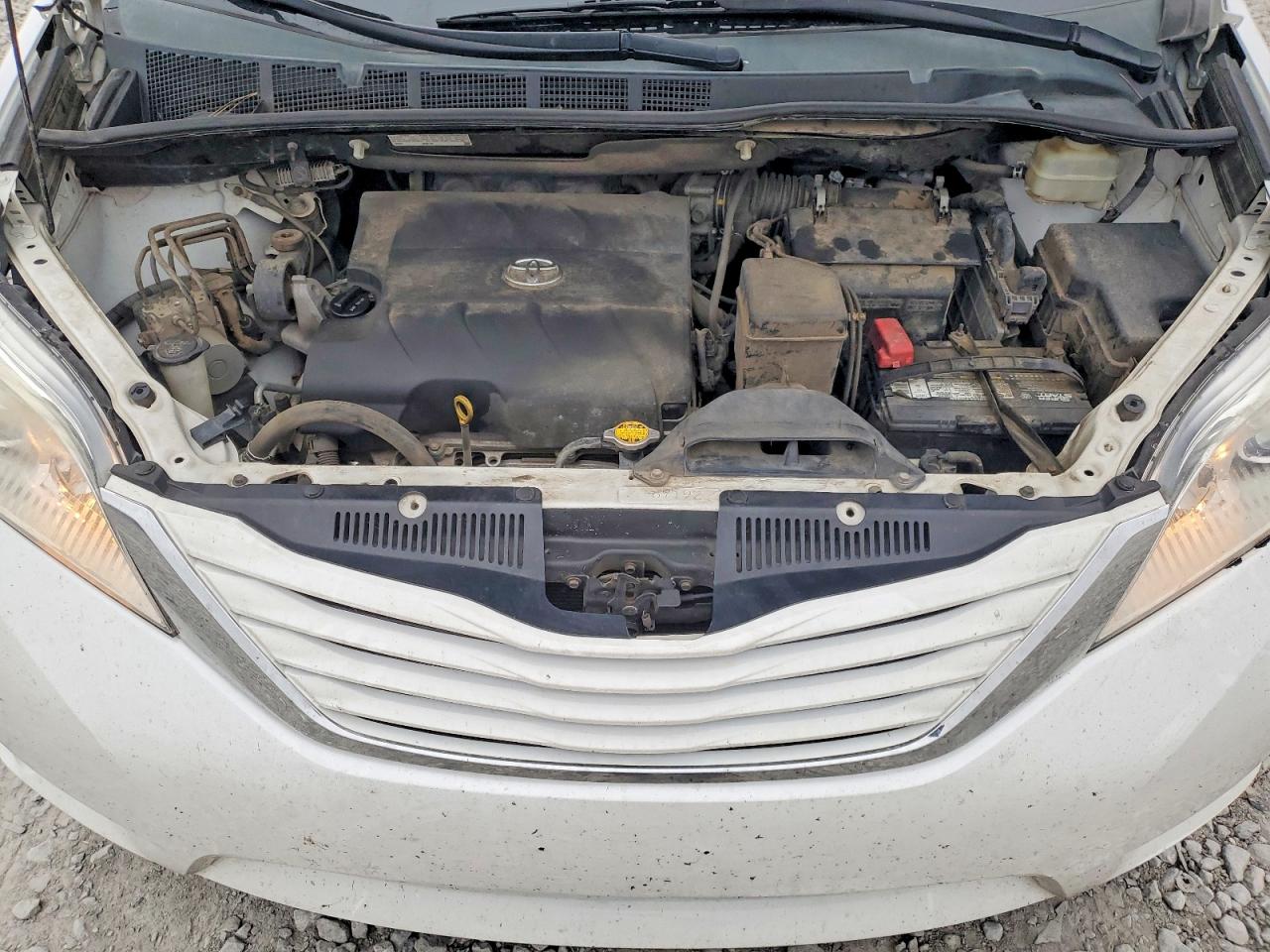 2015 TOYOTA SIENNA LE photo 12