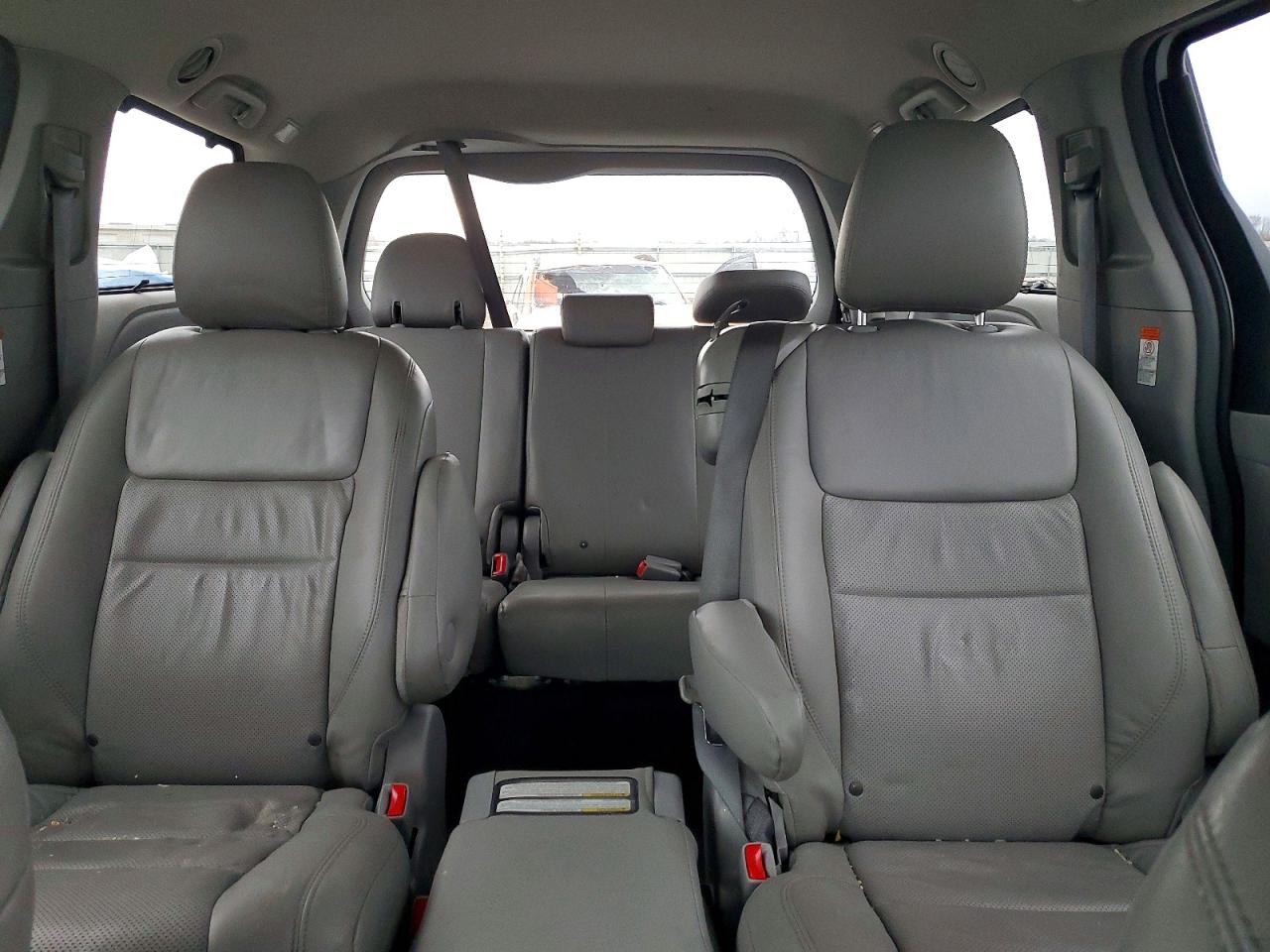 2015 TOYOTA SIENNA LE photo 10