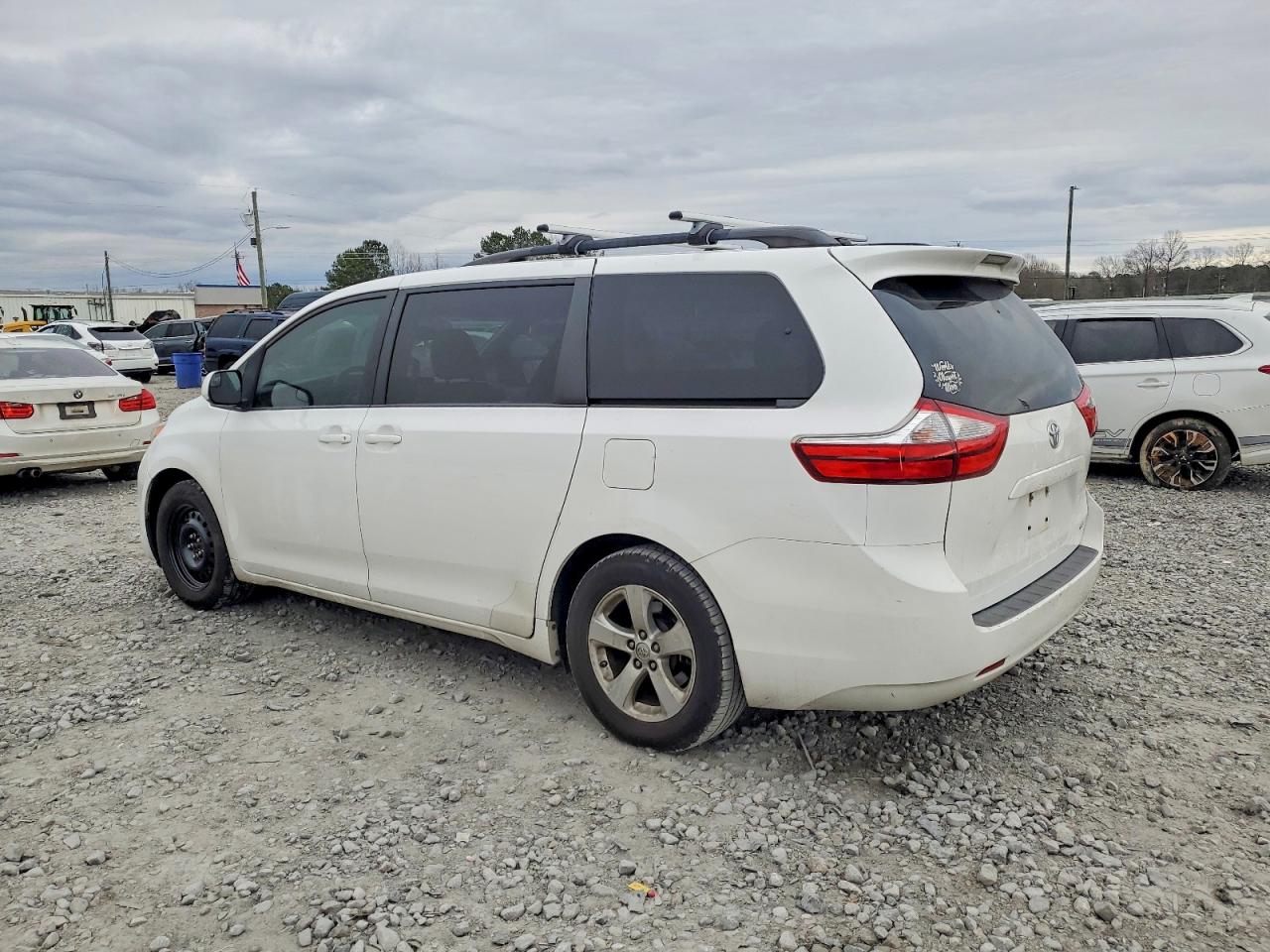 2015 TOYOTA SIENNA LE photo 2