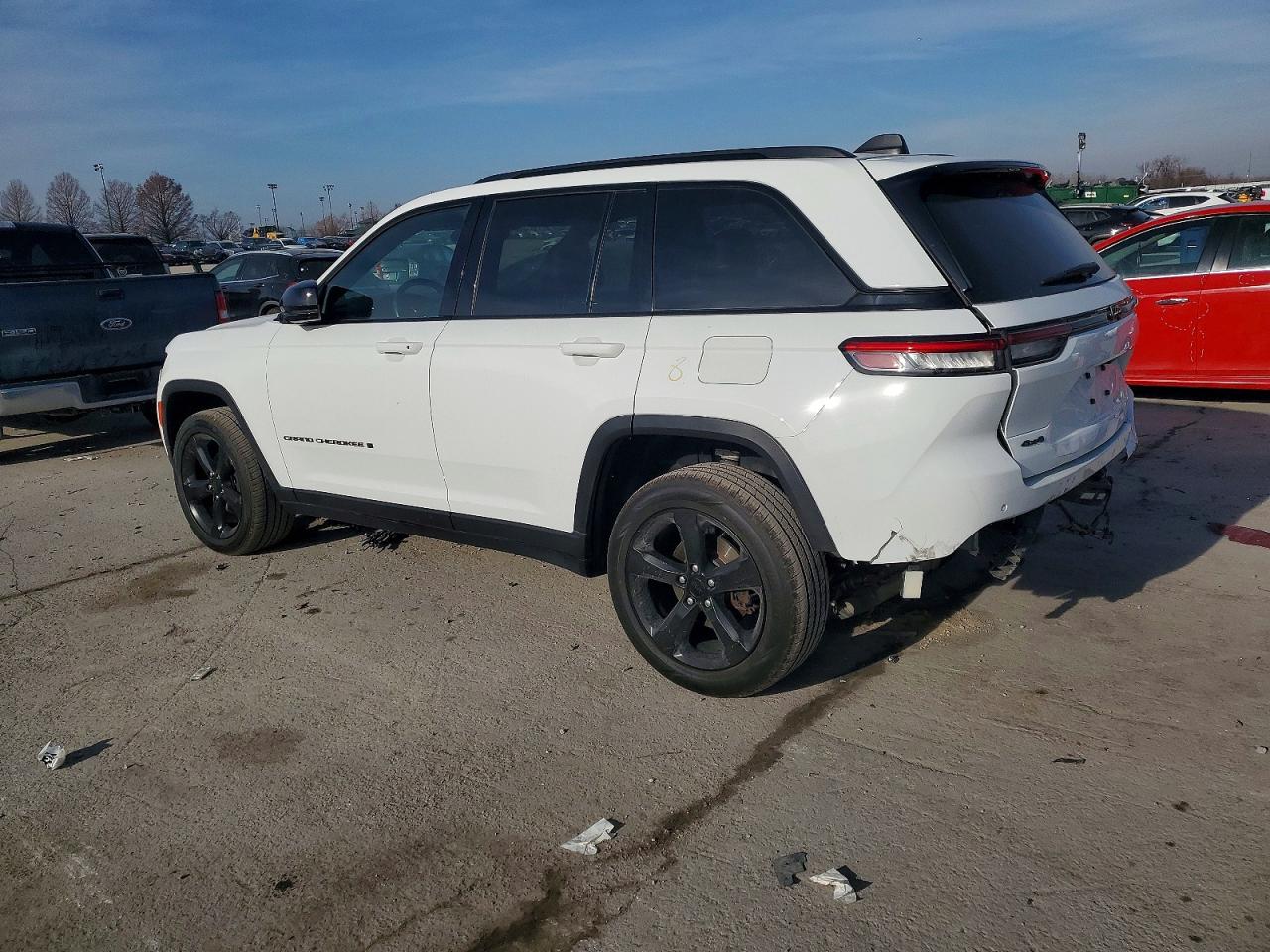 2022 JEEP GRAND CHEROKEE LAREDO photo 2