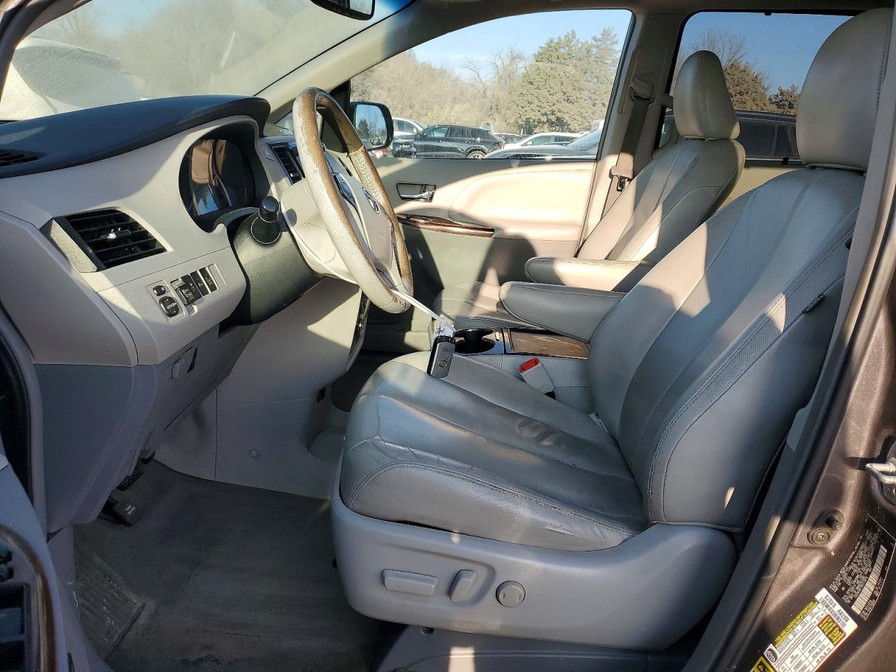 2013 TOYOTA SIENNA XLE photo 19