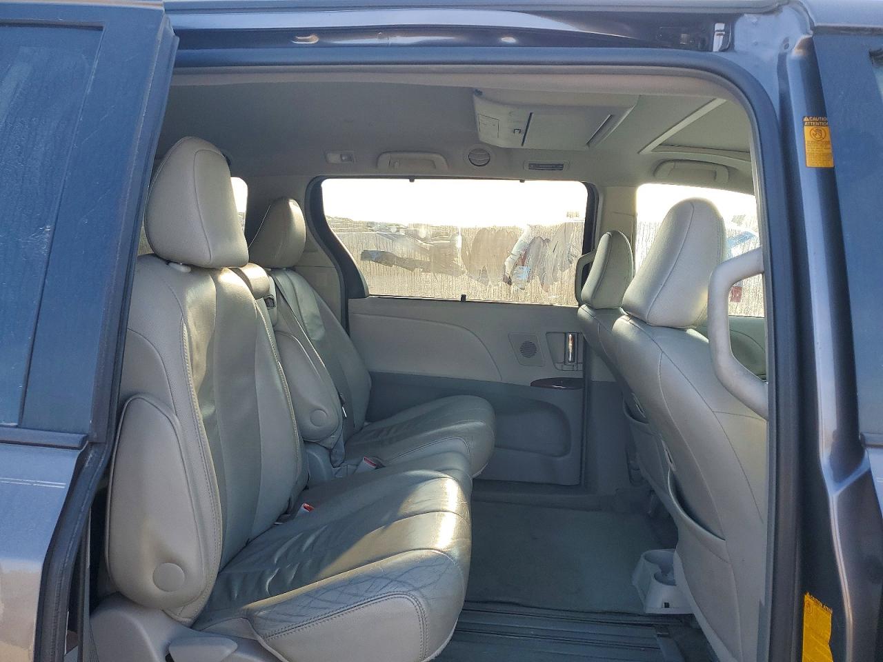 2013 TOYOTA SIENNA XLE photo 31