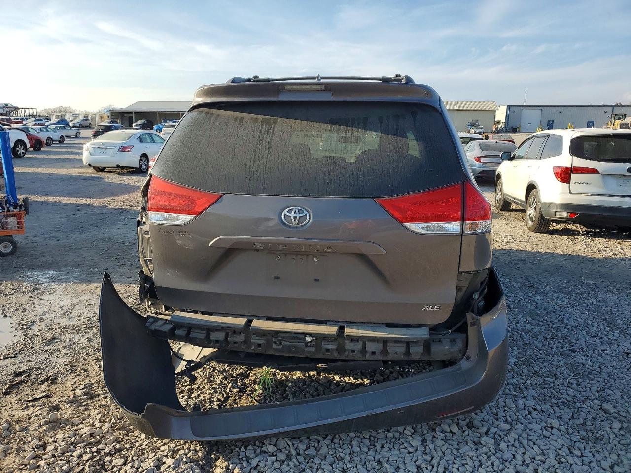 2013 TOYOTA SIENNA XLE photo 16