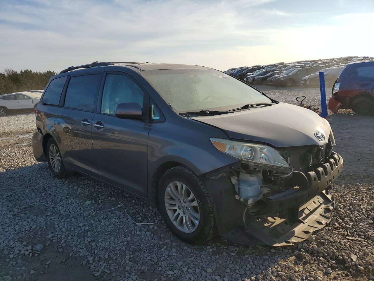 2013 TOYOTA SIENNA XLE photo 10