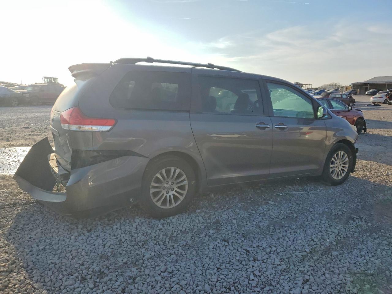 2013 TOYOTA SIENNA XLE photo 7