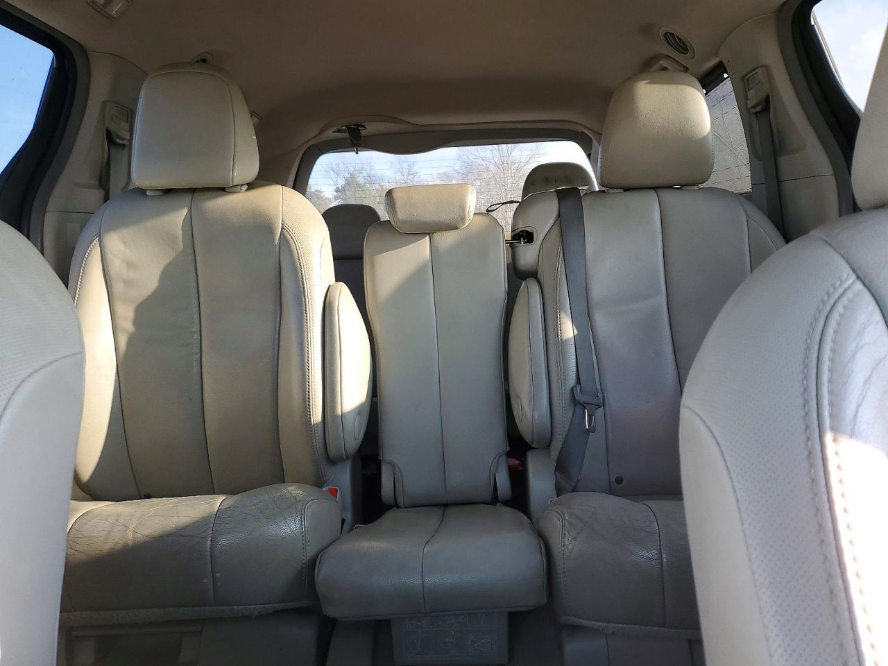 2013 TOYOTA SIENNA XLE photo 28