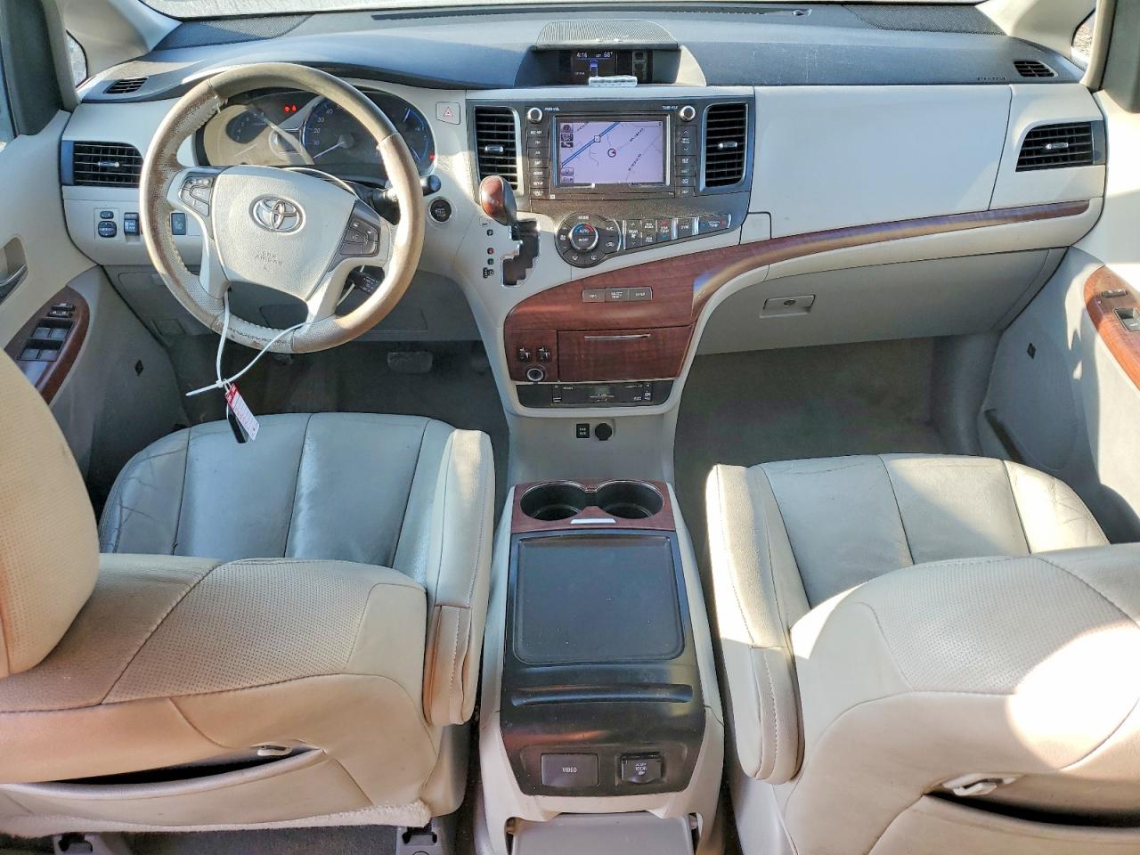 2013 TOYOTA SIENNA XLE photo 22