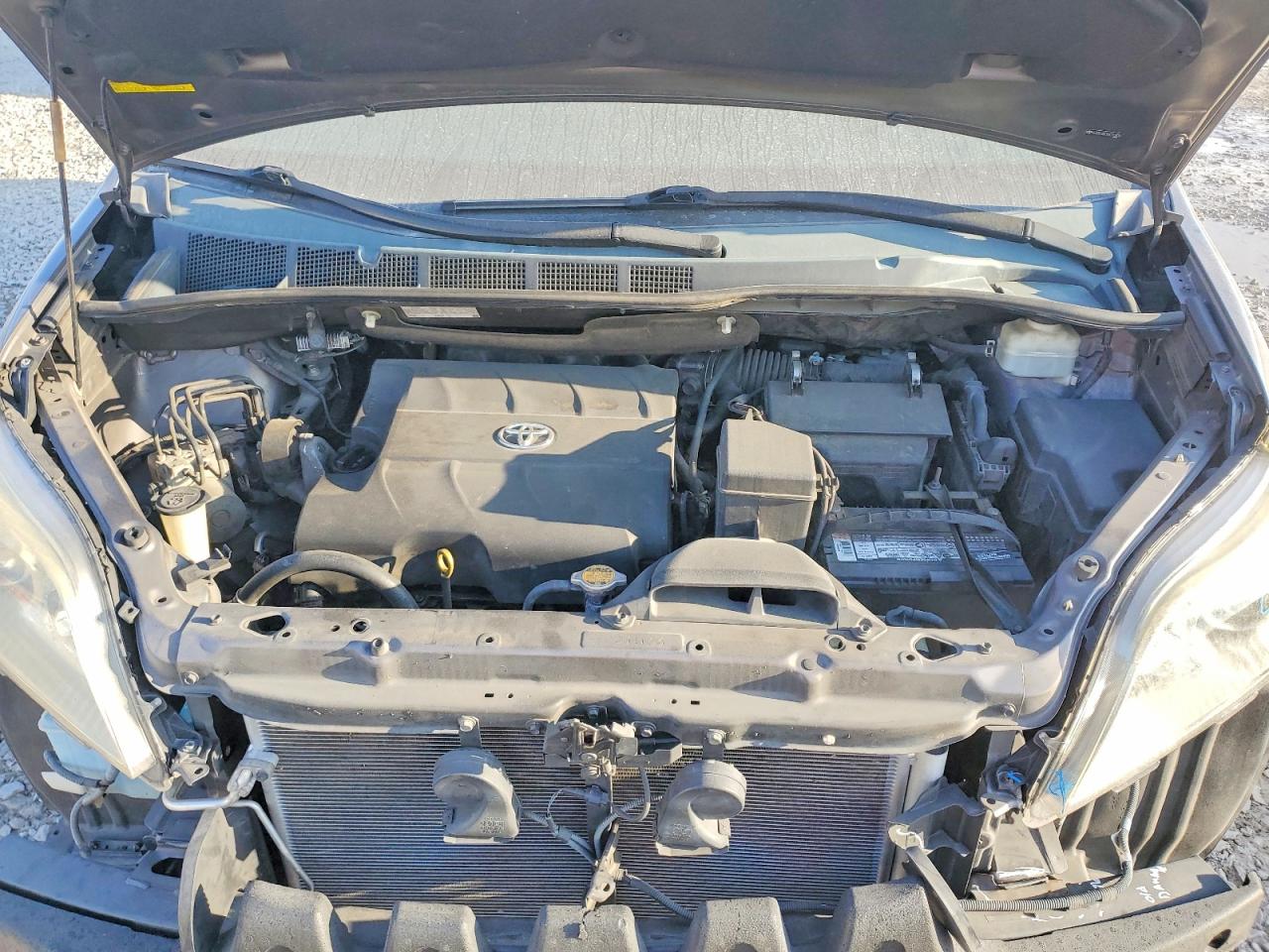 2013 TOYOTA SIENNA XLE photo 34