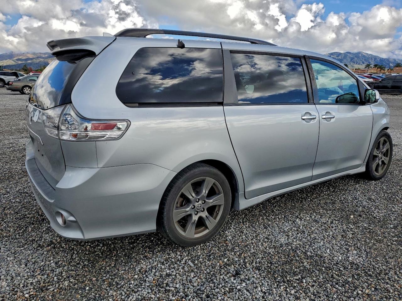 2020 TOYOTA SIENNA SE photo 5