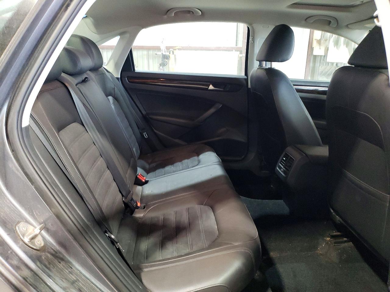 2015 VOLKSWAGEN PASSAT SEL photo 10