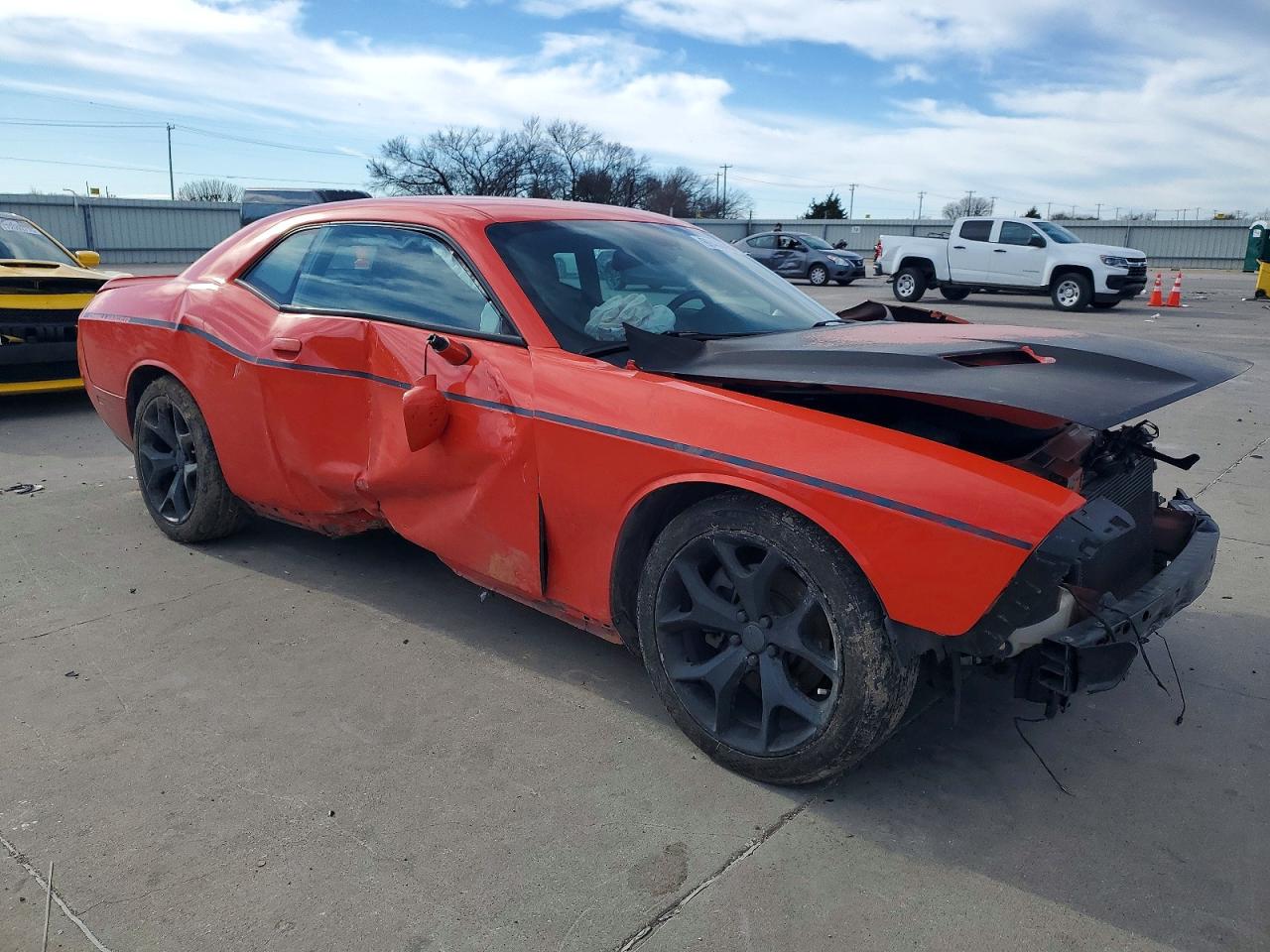 2016 DODGE CHALLENGER SXT photo 4