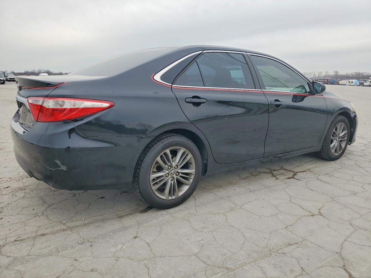 2017 TOYOTA CAMRY LE photo 3