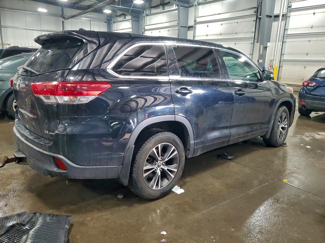 2018 TOYOTA HIGHLANDER LE photo 3