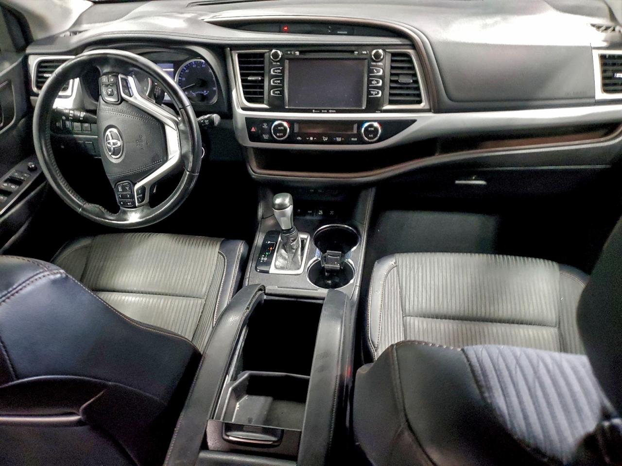 2018 TOYOTA HIGHLANDER LE photo 8