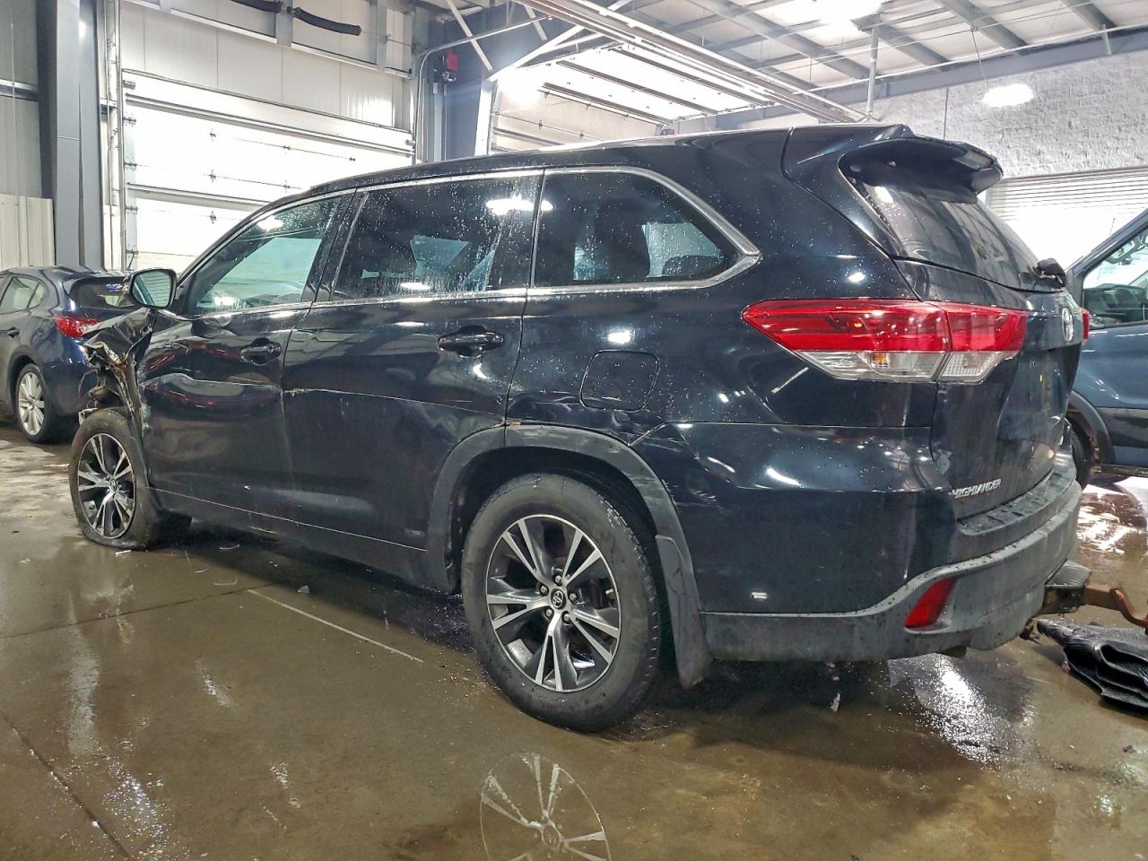 2018 TOYOTA HIGHLANDER LE photo 2