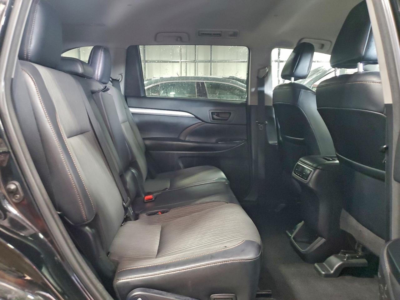 2018 TOYOTA HIGHLANDER LE photo 11