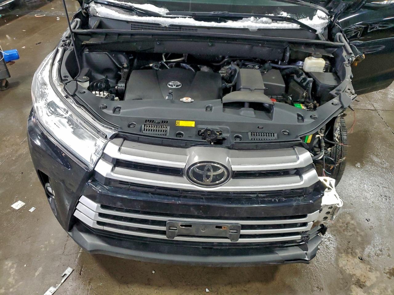 2018 TOYOTA HIGHLANDER LE photo 12