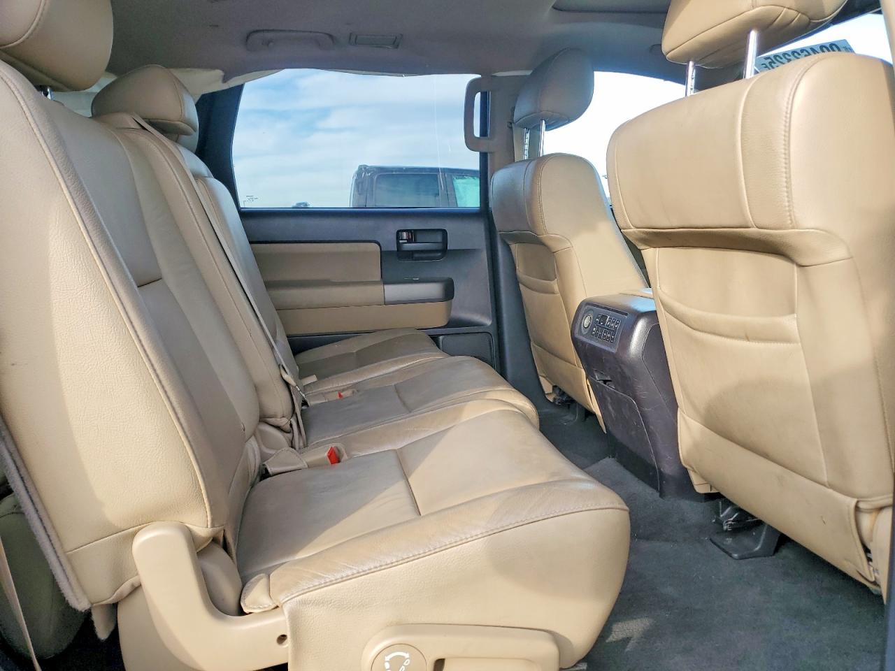 2014 TOYOTA SEQUOIA SR5 photo 11