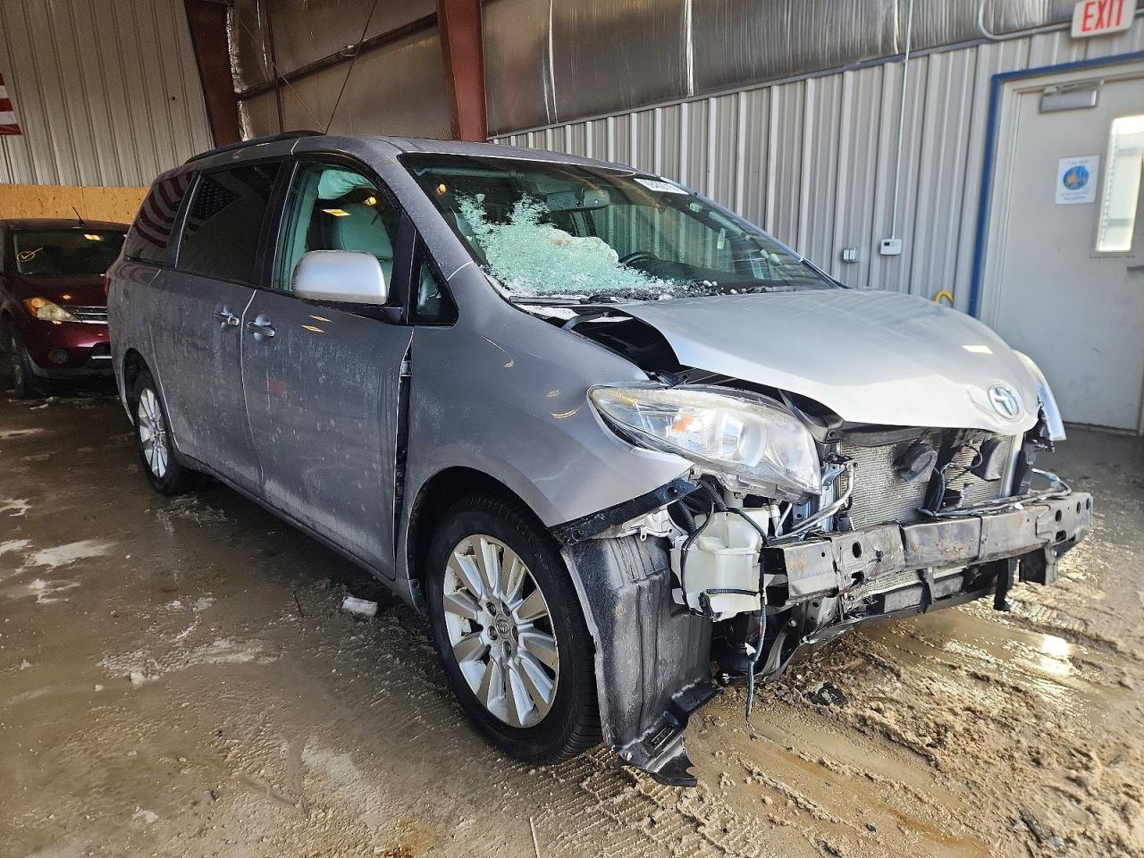 2015 TOYOTA SIENNA XLE photo 4
