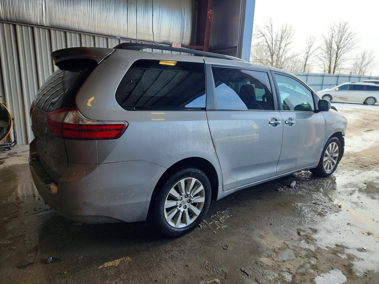 2015 TOYOTA SIENNA XLE photo 3