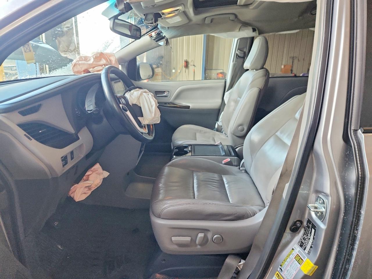 2015 TOYOTA SIENNA XLE photo 7