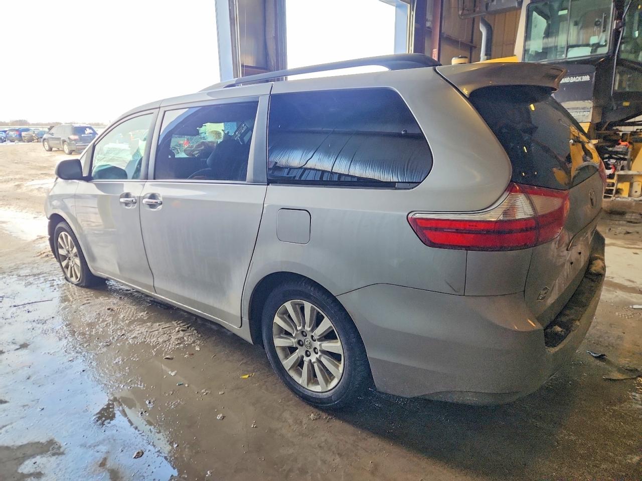 2015 TOYOTA SIENNA XLE photo 2