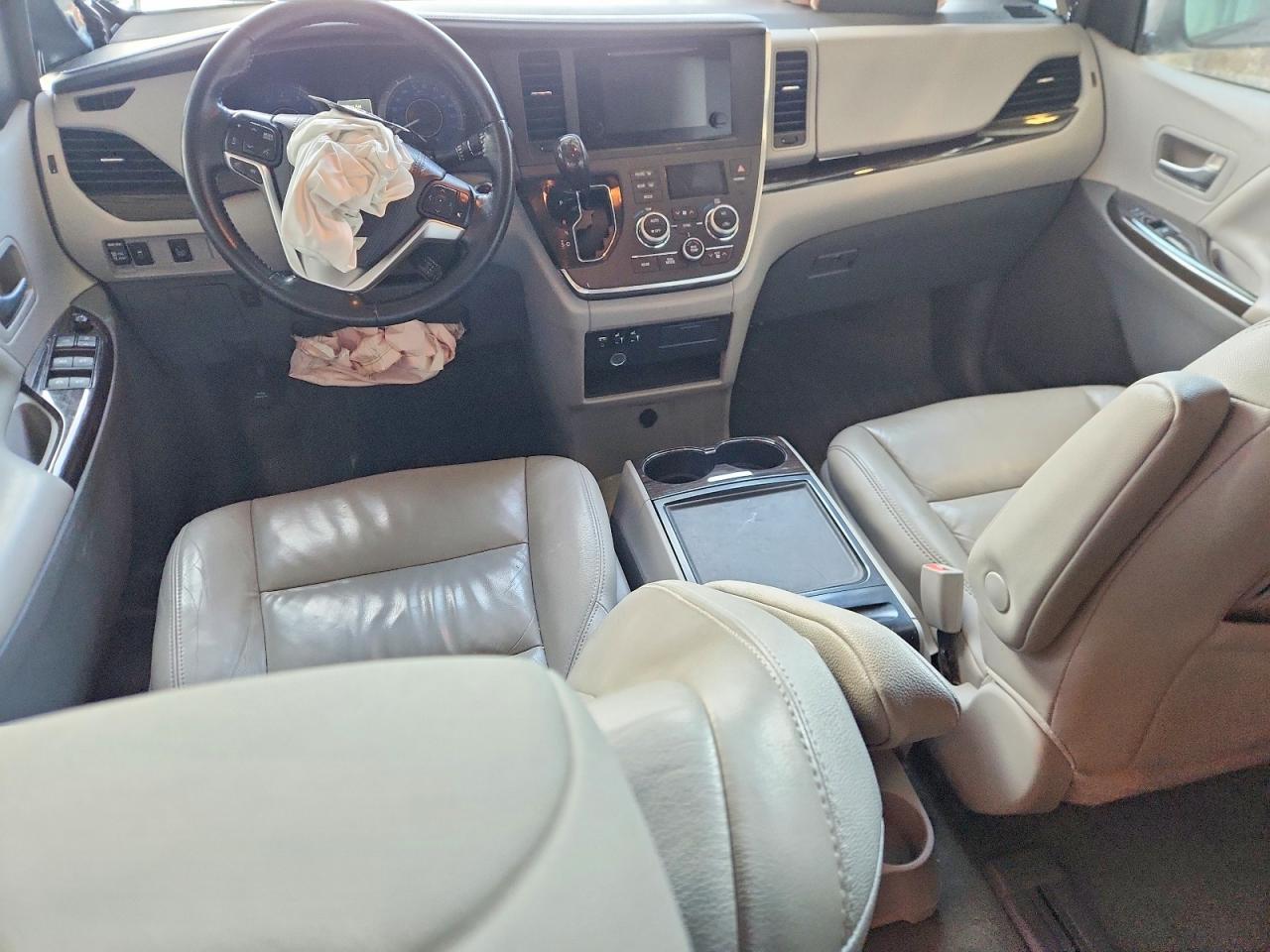 2015 TOYOTA SIENNA XLE photo 8