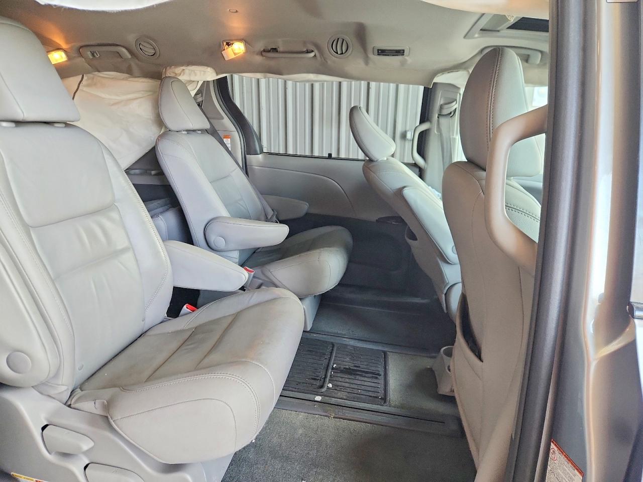 2015 TOYOTA SIENNA XLE photo 10