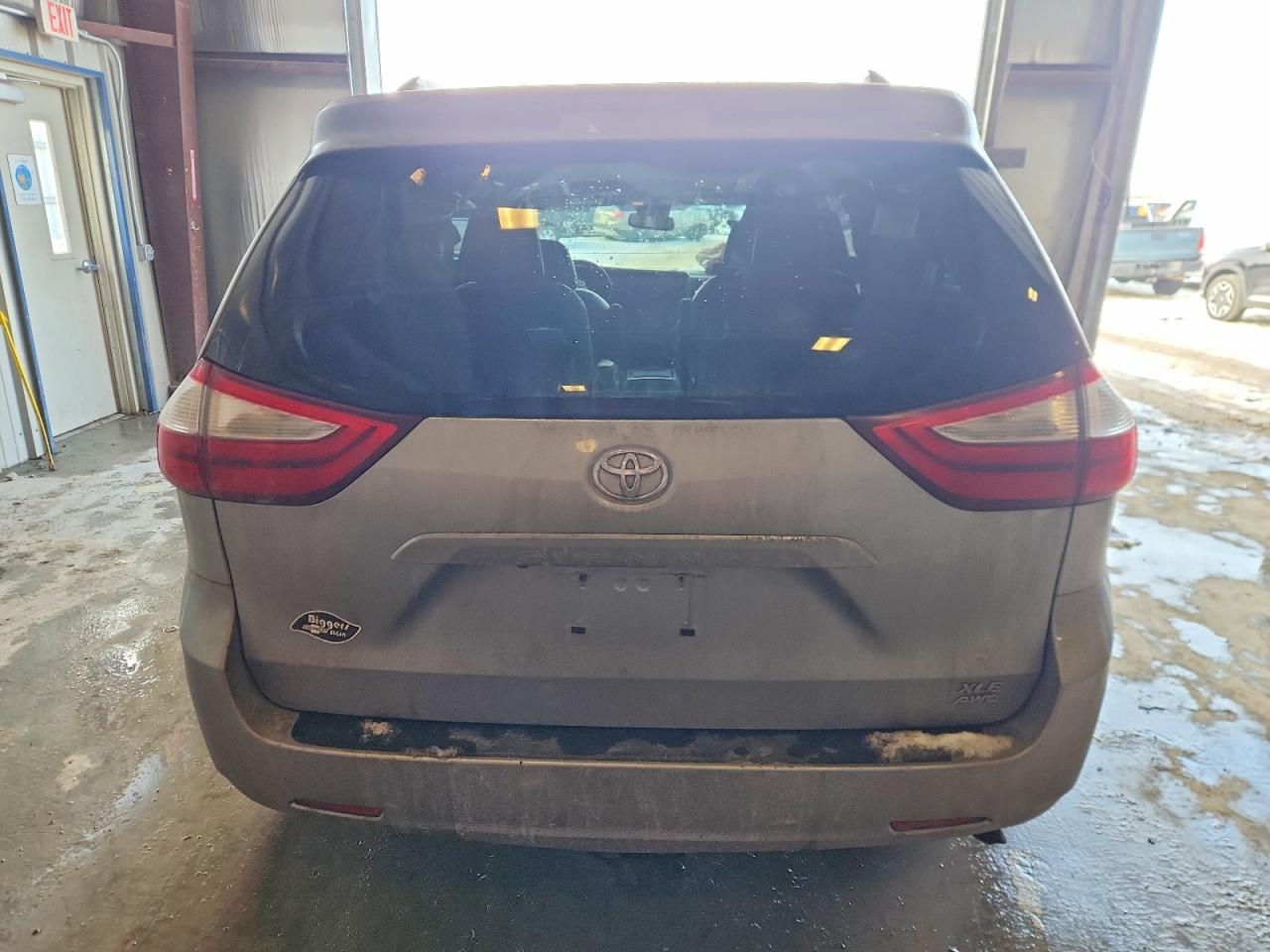 2015 TOYOTA SIENNA XLE photo 6
