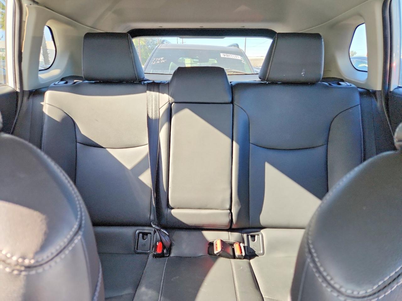 2024 TOYOTA COROLLA CROSS XLE photo 19