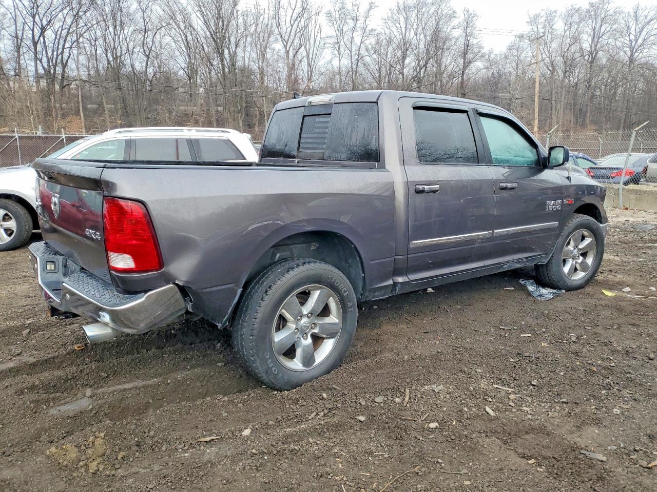 2015 RAM 1500 SLT photo 3