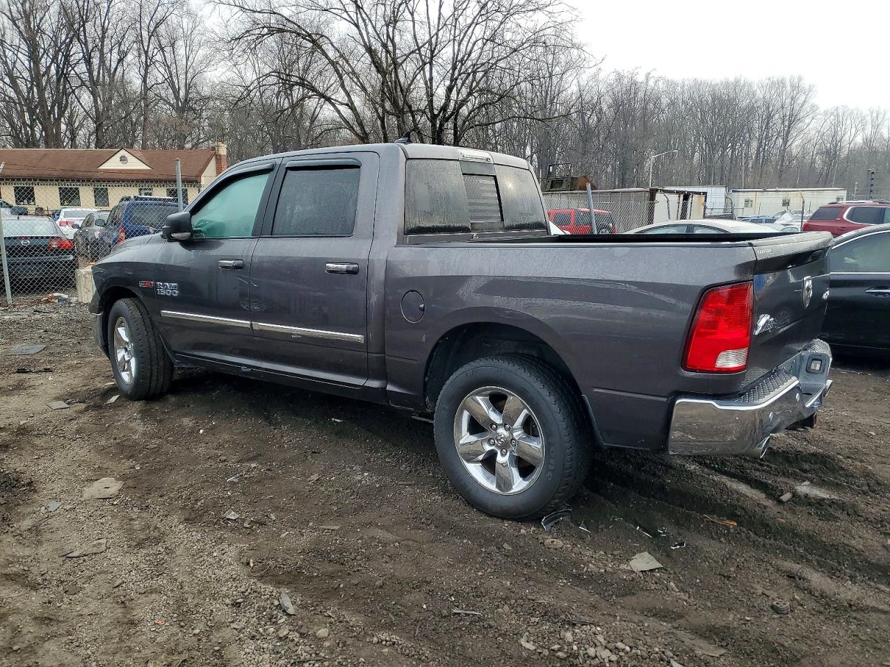 2015 RAM 1500 SLT photo 2