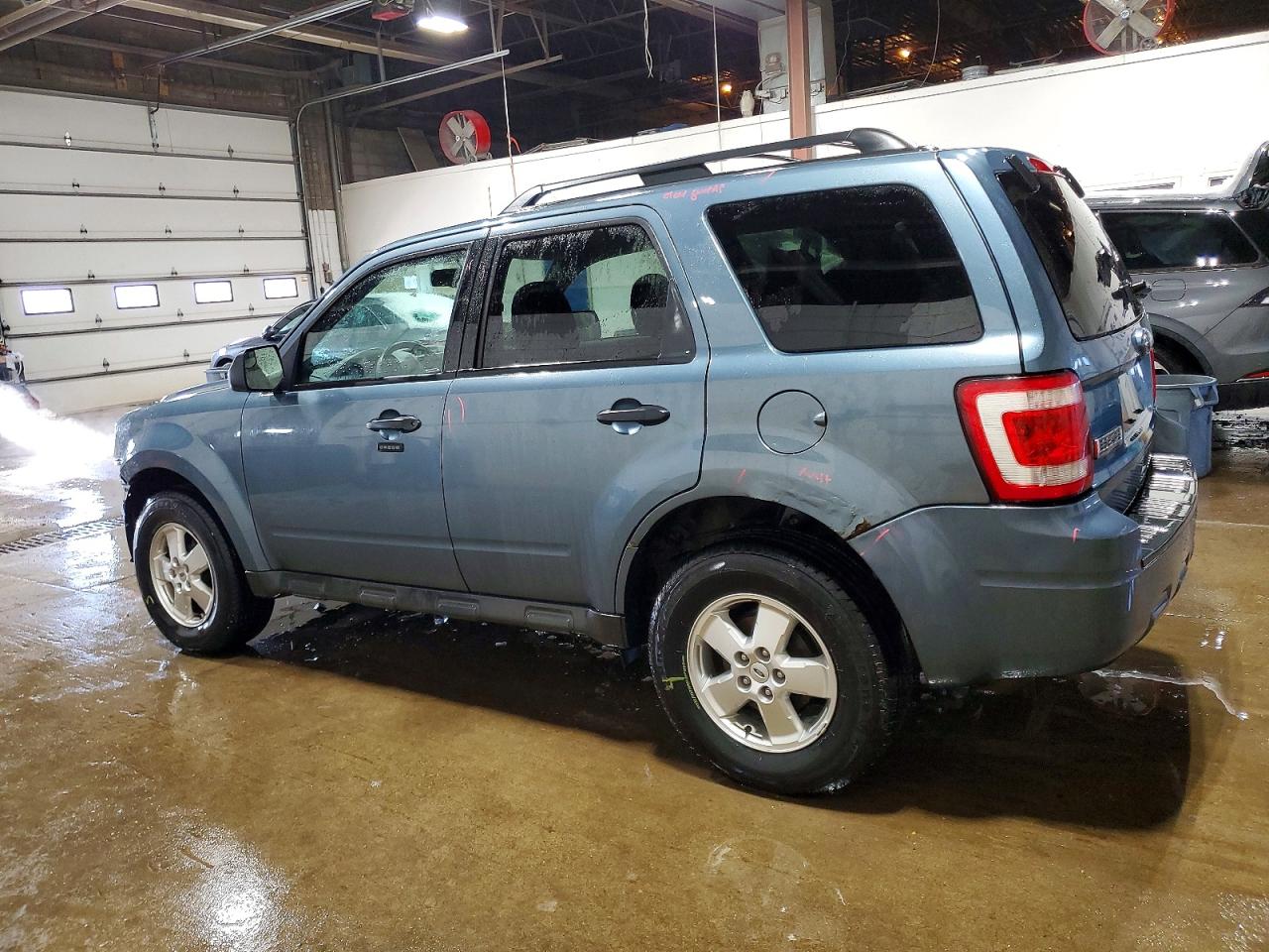 2010 FORD ESCAPE XLT photo 2