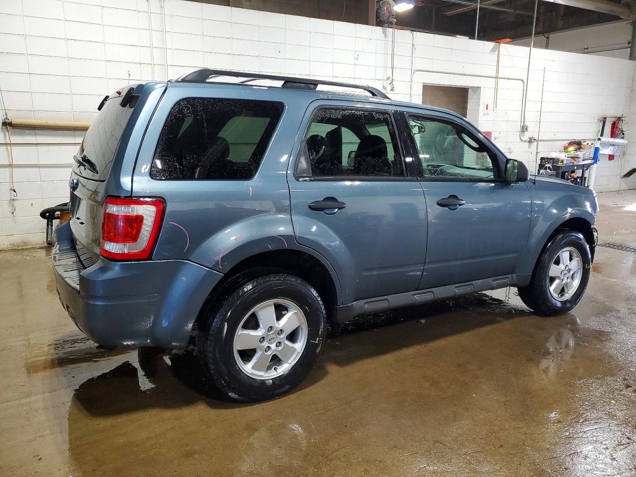 2010 FORD ESCAPE XLT photo 3