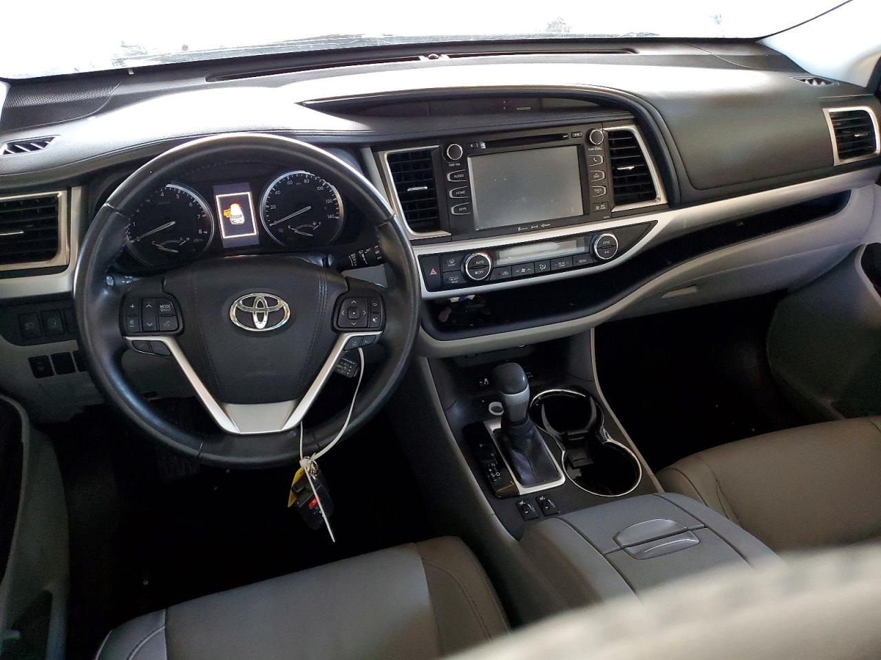 2017 TOYOTA HIGHLANDER SE photo 15