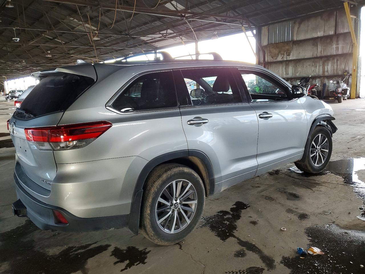 2017 TOYOTA HIGHLANDER SE photo 5