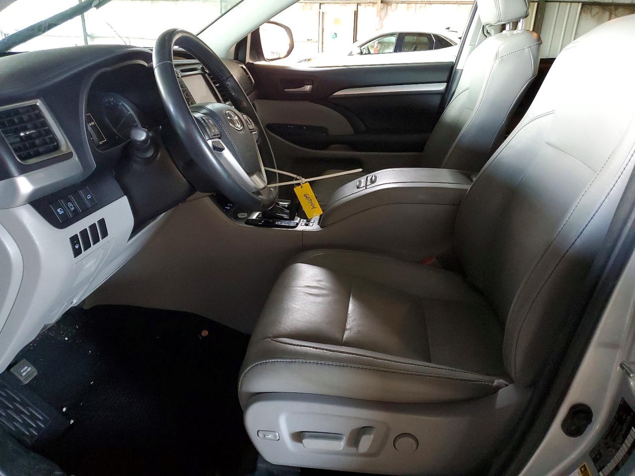 2017 TOYOTA HIGHLANDER SE photo 13
