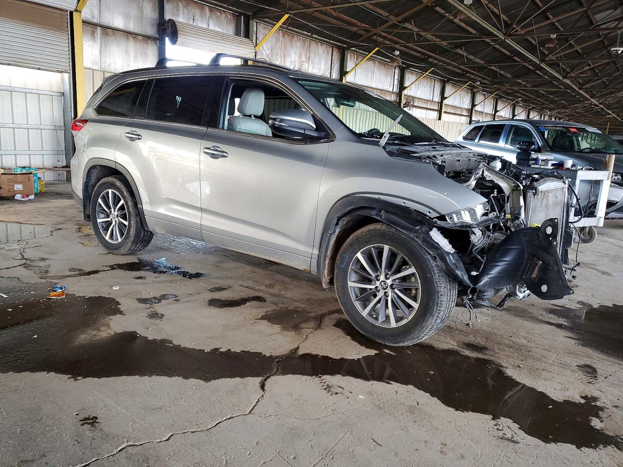2017 TOYOTA HIGHLANDER SE photo 7