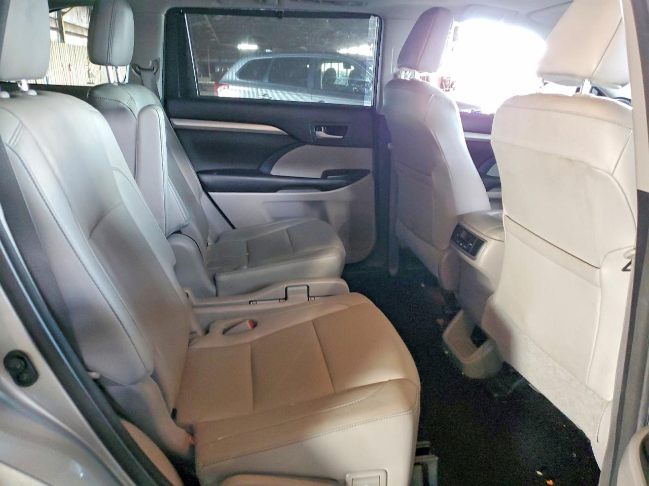 2017 TOYOTA HIGHLANDER SE photo 21