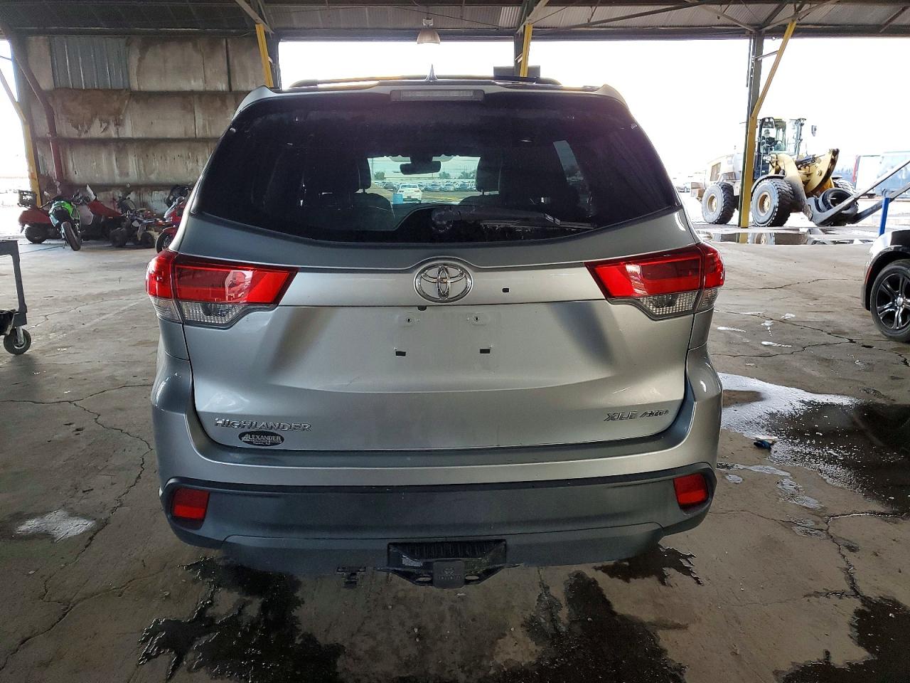 2017 TOYOTA HIGHLANDER SE photo 11